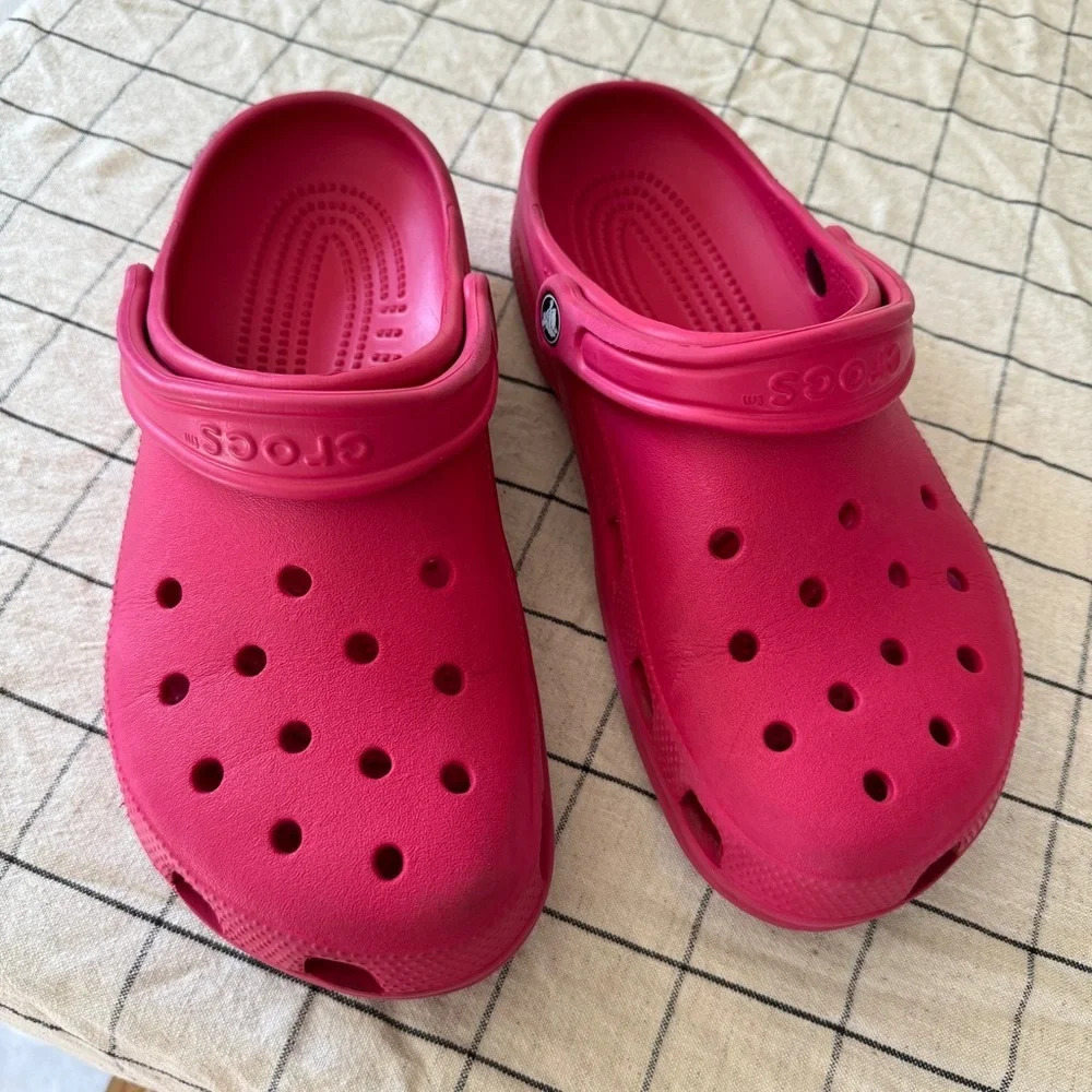 CROCS classic clogs slides women’s shoes sandals barbie pink water unisex 8 / 10
